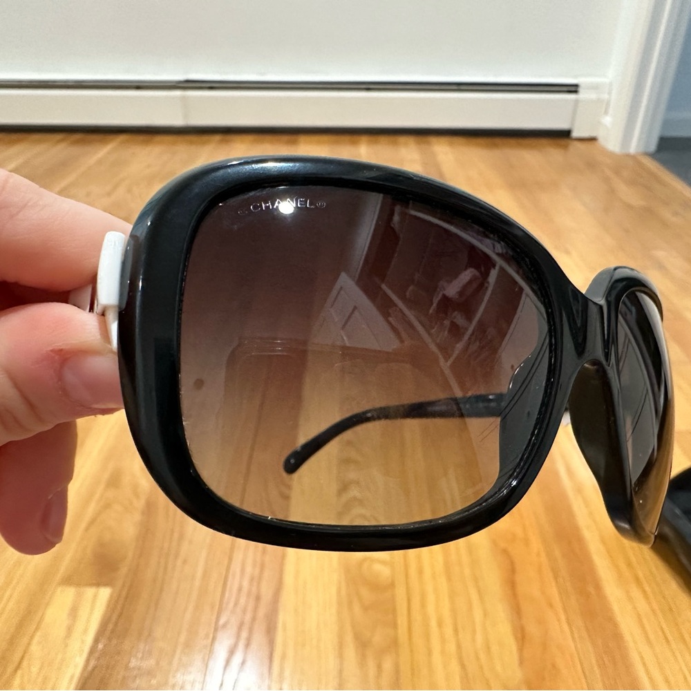 Chanel white bow black sunglasses - Picture 7 of 7